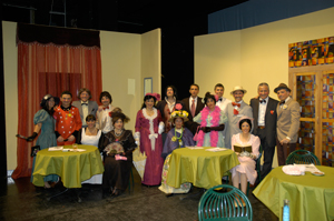 Foto di gruppo della Compagnia Teatro Tandem in scena con Il medico dei pazzi di Scarpetta